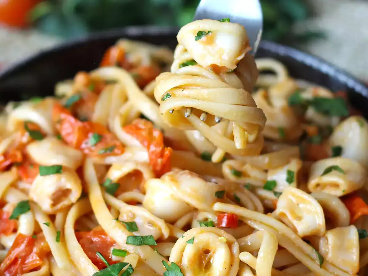 Testenine z zamrznjenimi lignji in češnjevim paradižnikom: preprost in okusen recept - fotografija 6