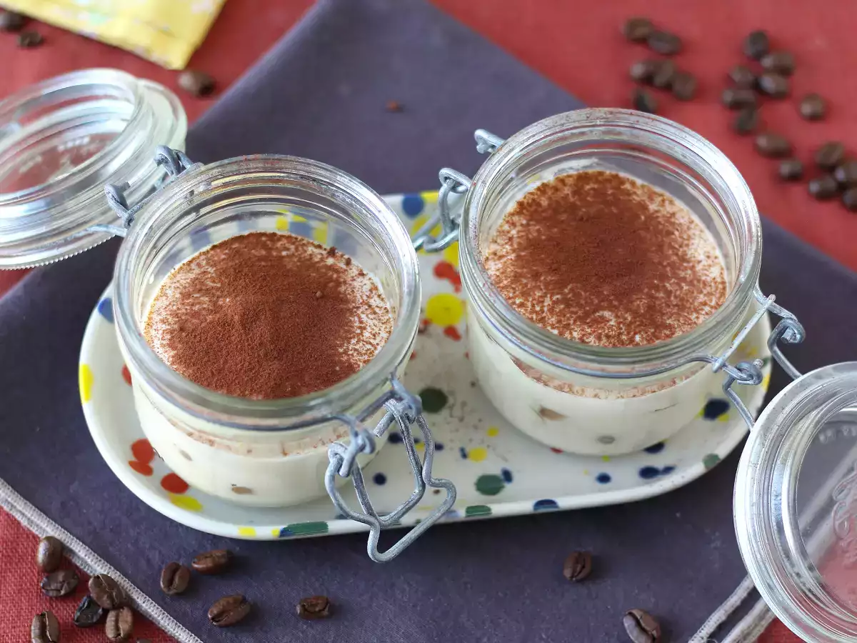 Tiramisu iz svilnatega tofua brez mascarponeja in jajc