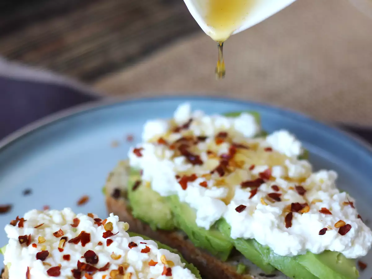 Toast z avokadom in skuto s začinjenim medom - fotografija 2