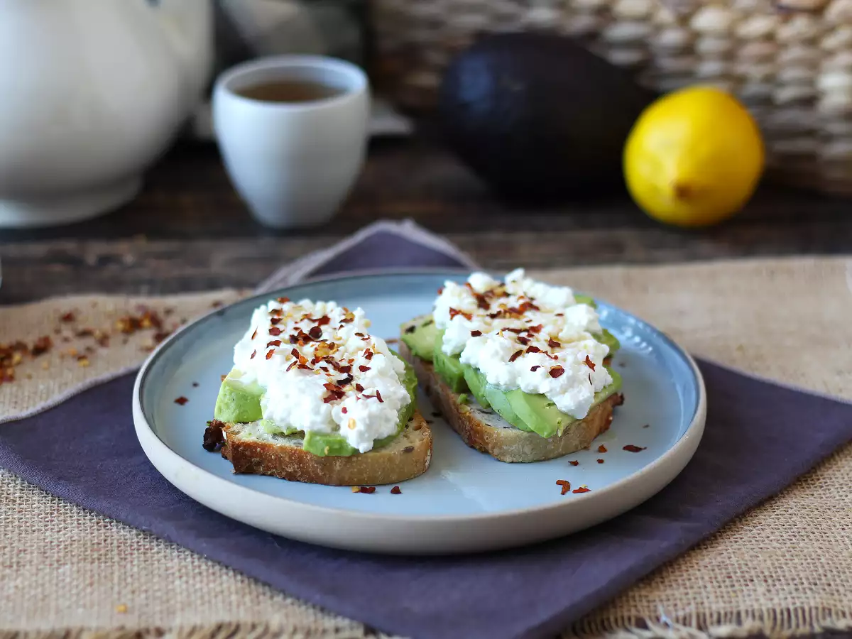 Toast z avokadom in skuto s začinjenim medom - fotografija 3