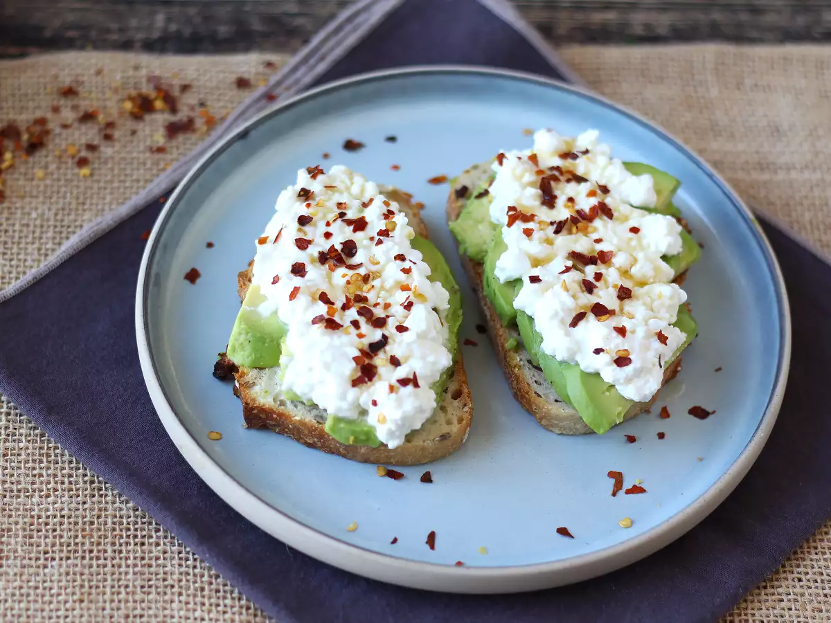 Toast z avokadom in skuto s začinjenim medom - fotografija 4