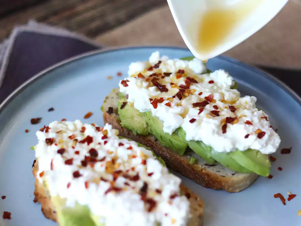Toast z avokadom in skuto s začinjenim medom - fotografija 5