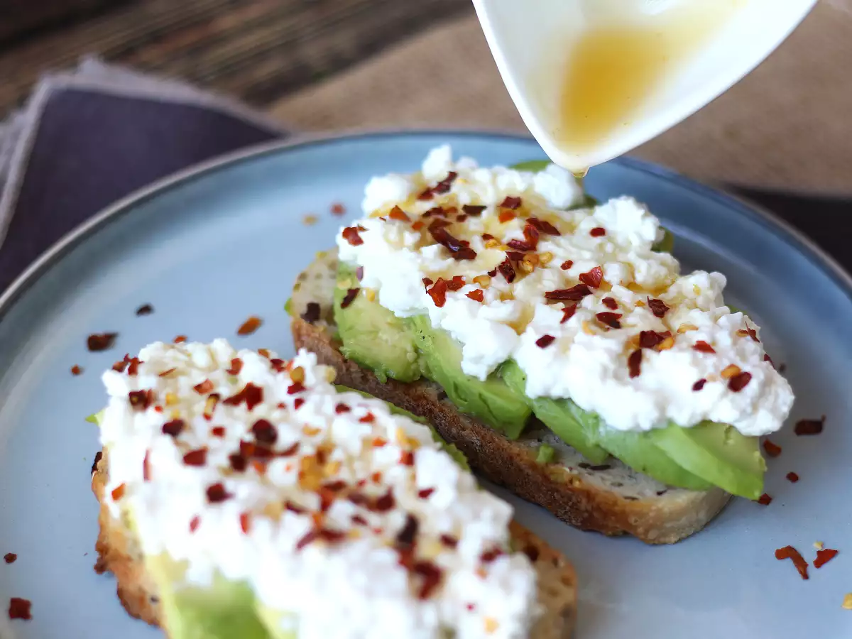 Toast z avokadom, zrnatim sirom in začinjenim medom - fotografija 5