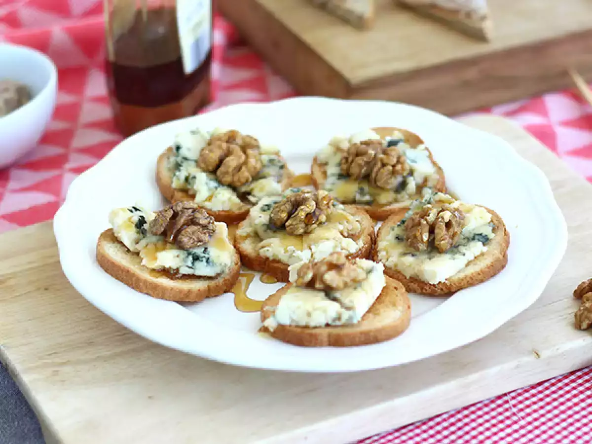 Toast z Roquefortom, orehi in medom - fotografija 3
