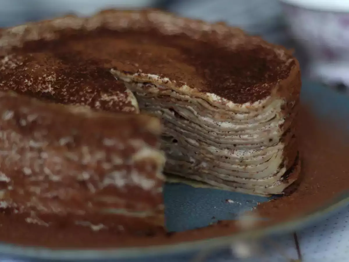 Torta iz palačink v slogu tiramisuja s kavo in kakavom - fotografija 3