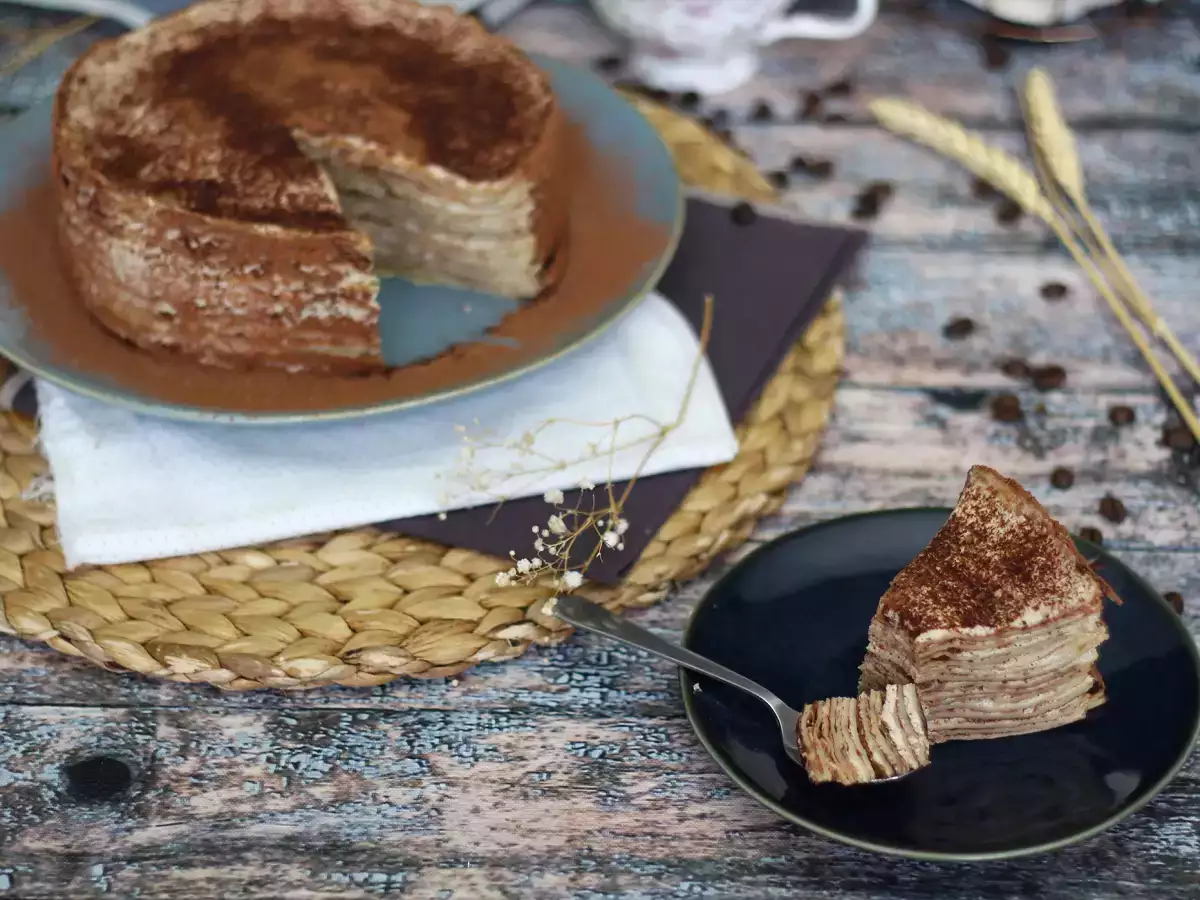 Torta iz palačink v slogu tiramisuja s kavo in kakavom - fotografija 4