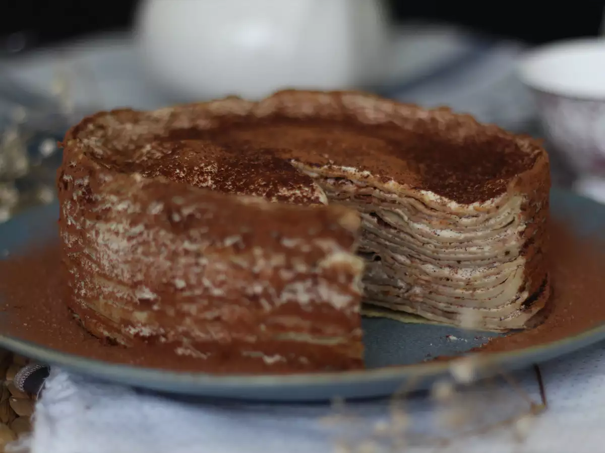 Torta iz palačink v slogu tiramisuja s kavo in kakavom - fotografija 5