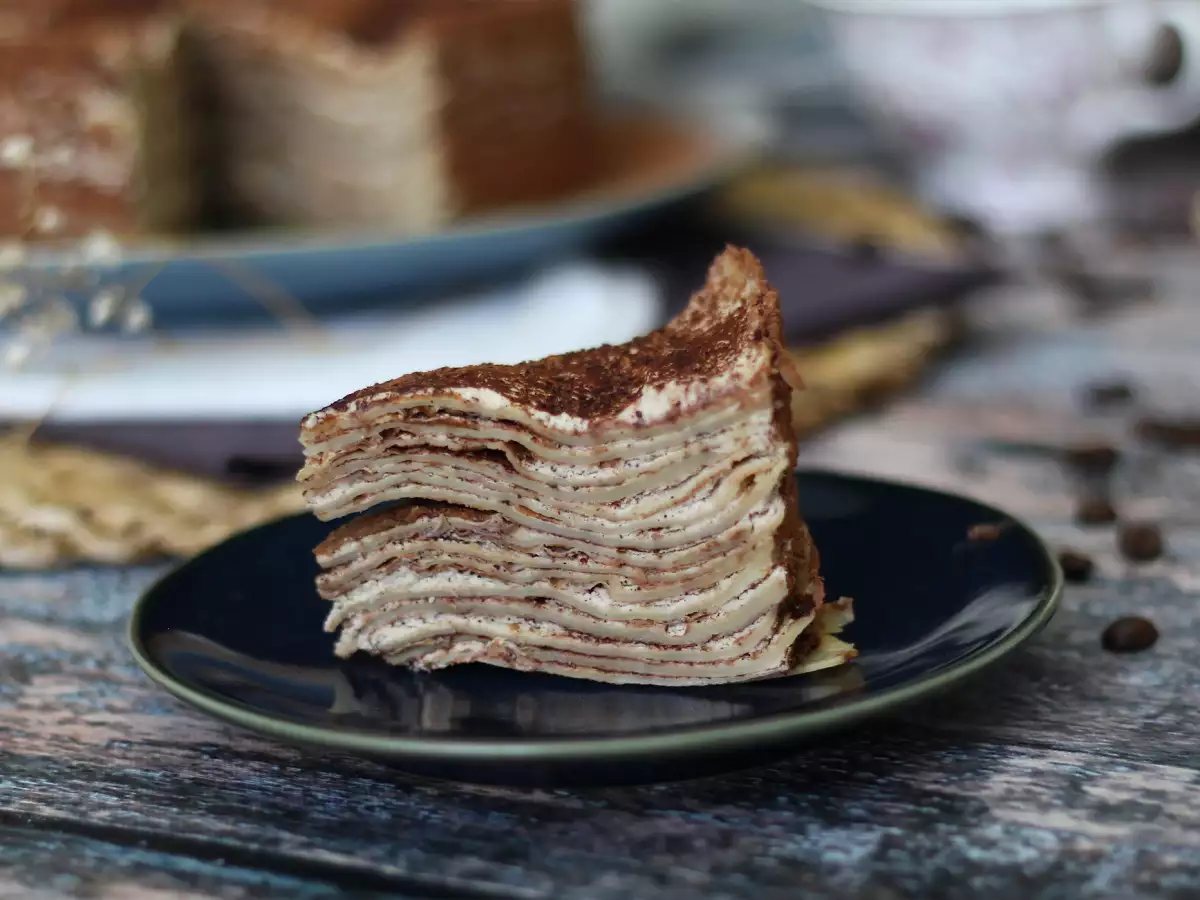 Torta iz palačink v slogu tiramisuja s kavo in kakavom - fotografija 6