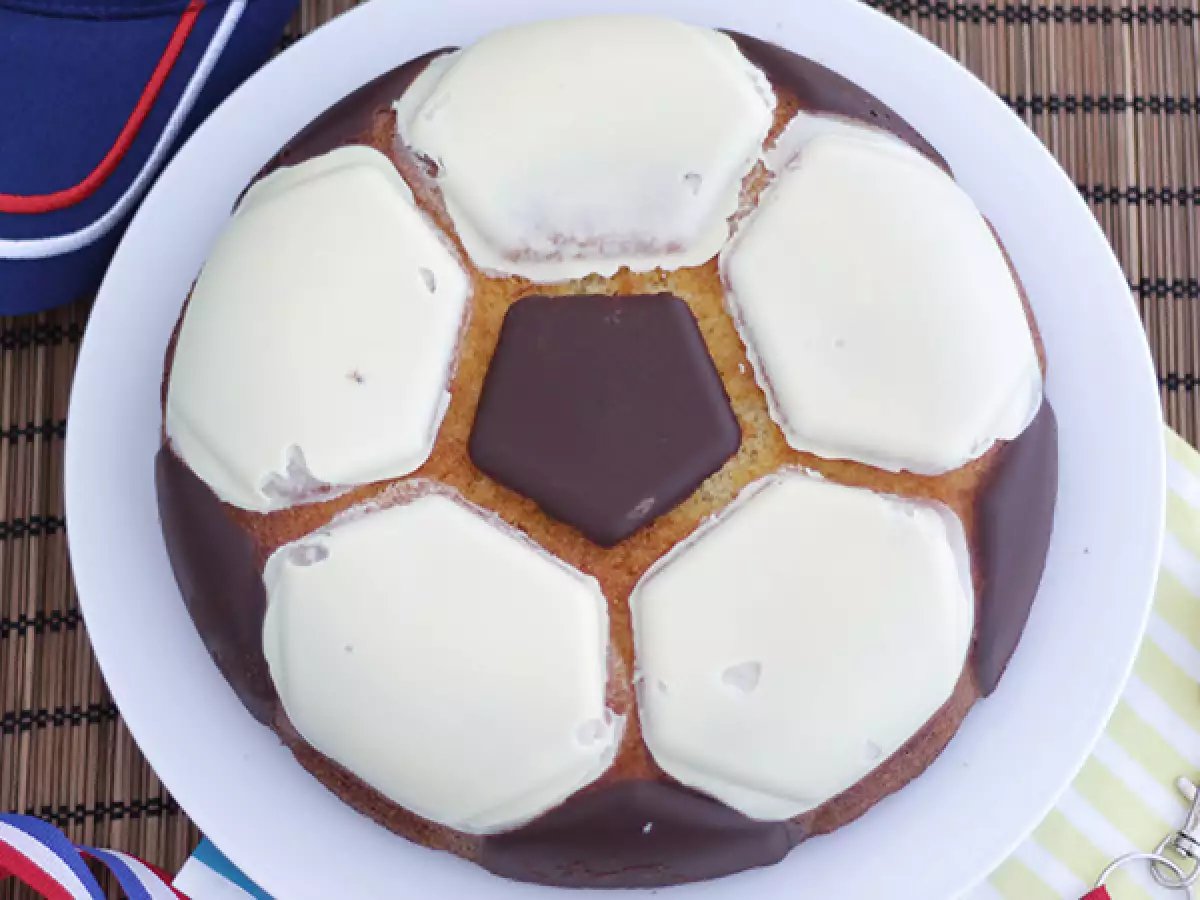 Torta v obliki nogometne žoge - fotografija 2