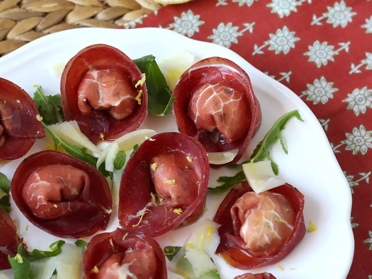 Tortelloni di bresaola, polnjeni z rukolo in sirom rikota: okusni in pripravljeni v 10 minutah! - fotografija 5