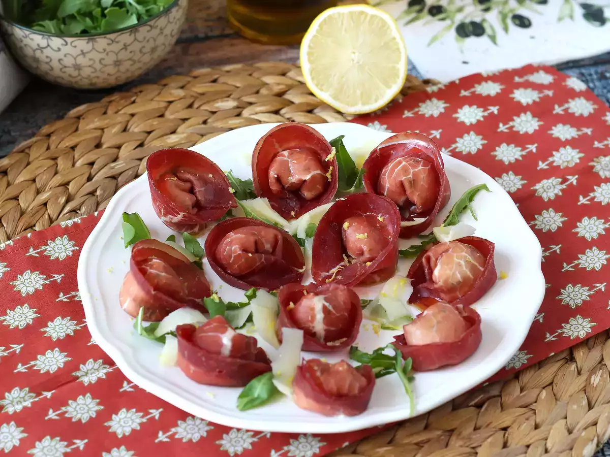 Tortelloni di bresaola, polnjeni z rukolo in sirom rikota: okusni in pripravljeni v 10 minutah! - fotografija 6