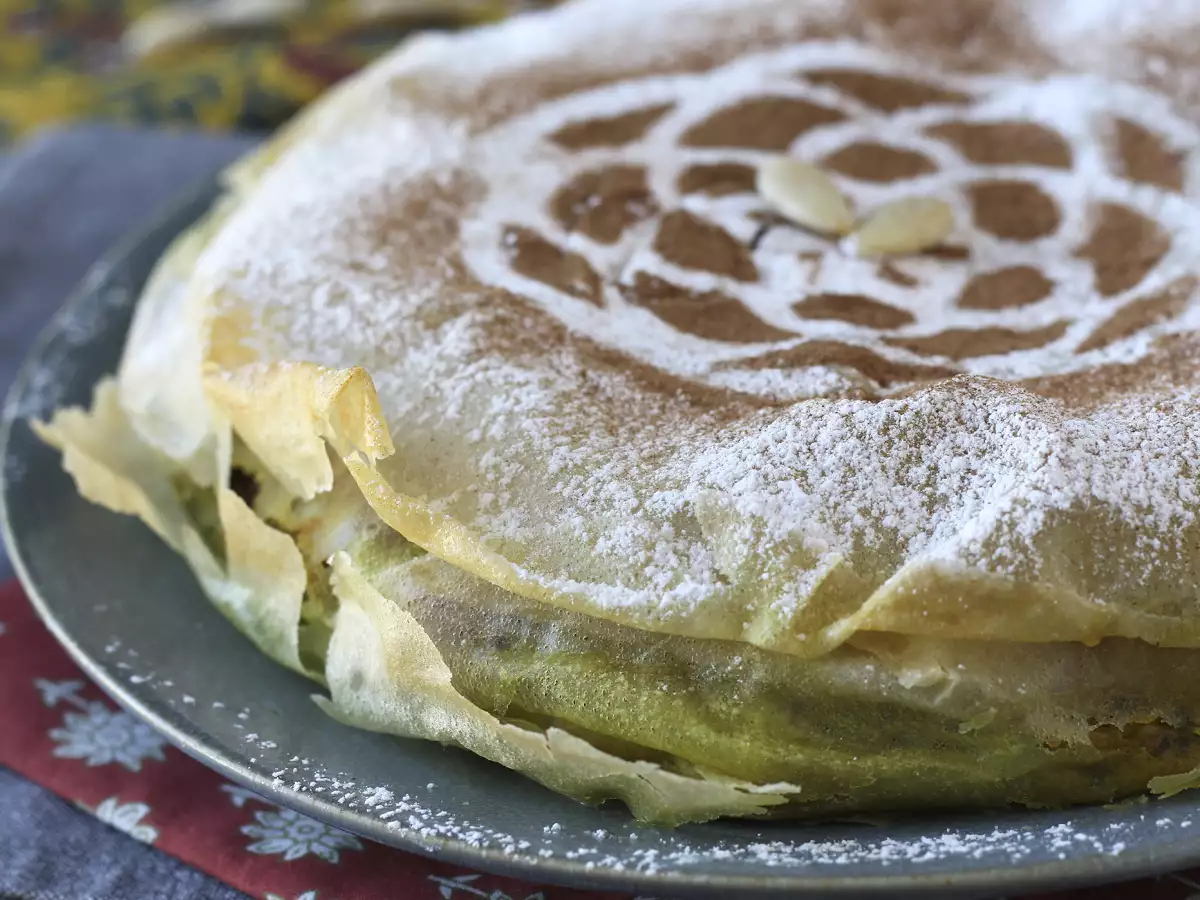 Tradicionalna maroška pastila z lističi testa brick, piščancem in začimbami - fotografija 4