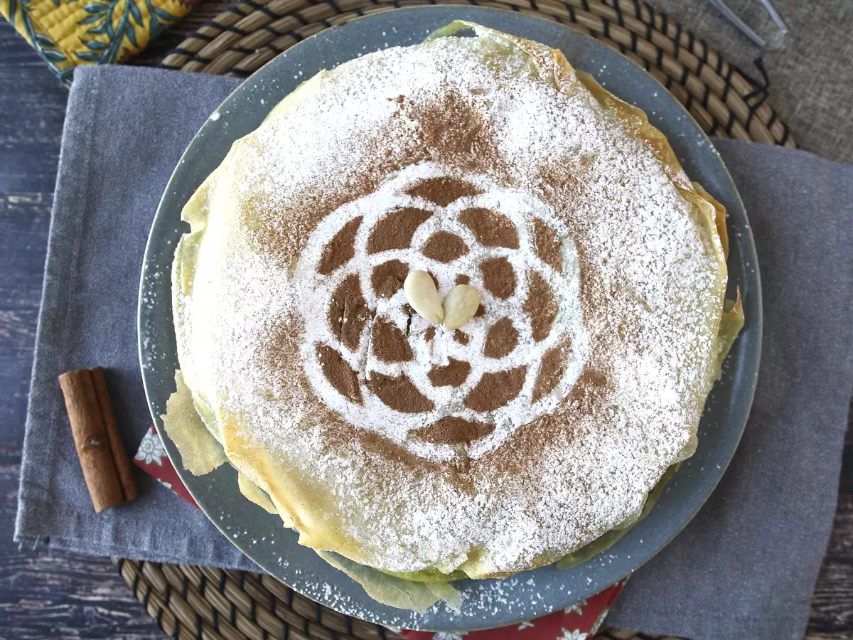 Tradicionalno maroško pecivo z opečnim testom, piščancem in začimbami - fotografija 2