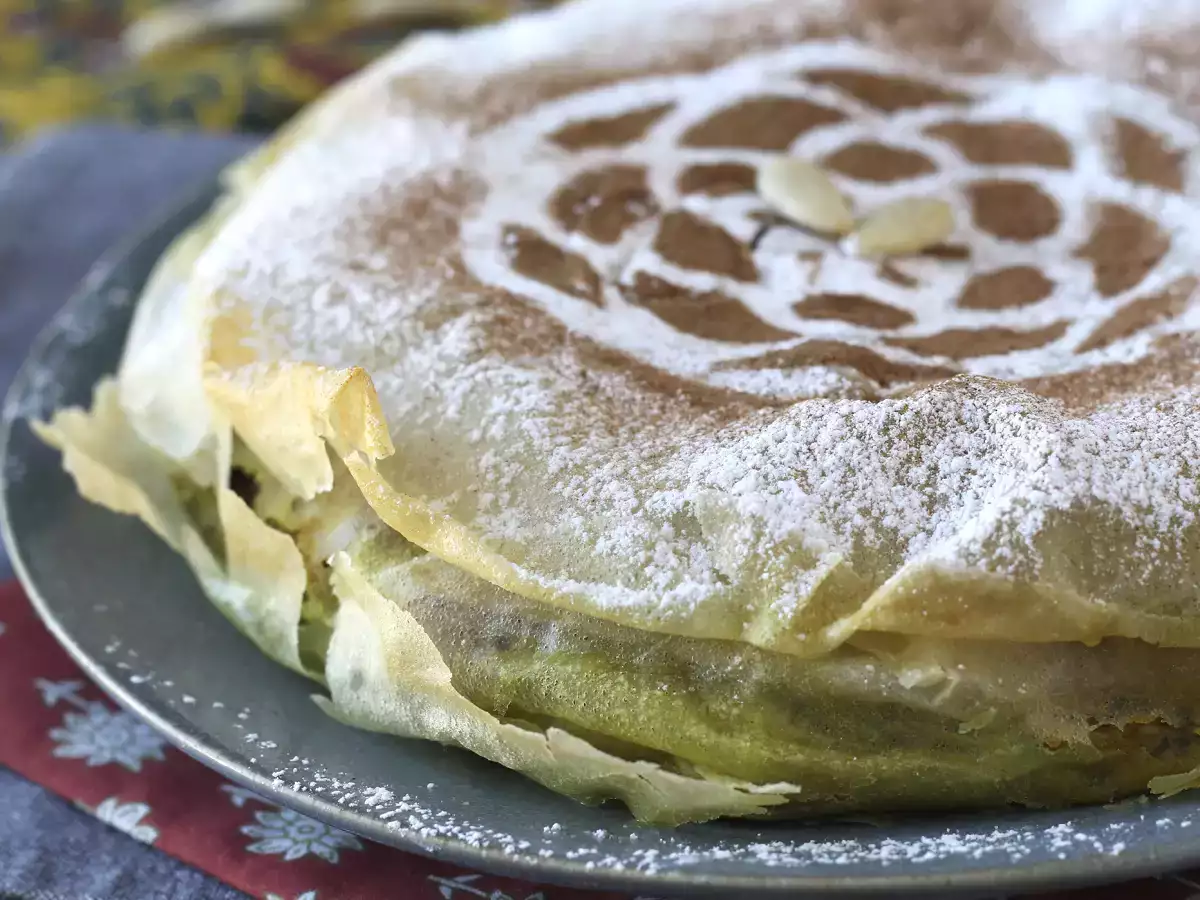 Tradicionalno maroško pecivo z opečnim testom, piščancem in začimbami - fotografija 4