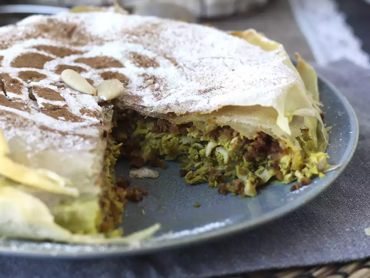 Tradicionalno maroško pecivo z opečnim testom, piščancem in začimbami - fotografija 6