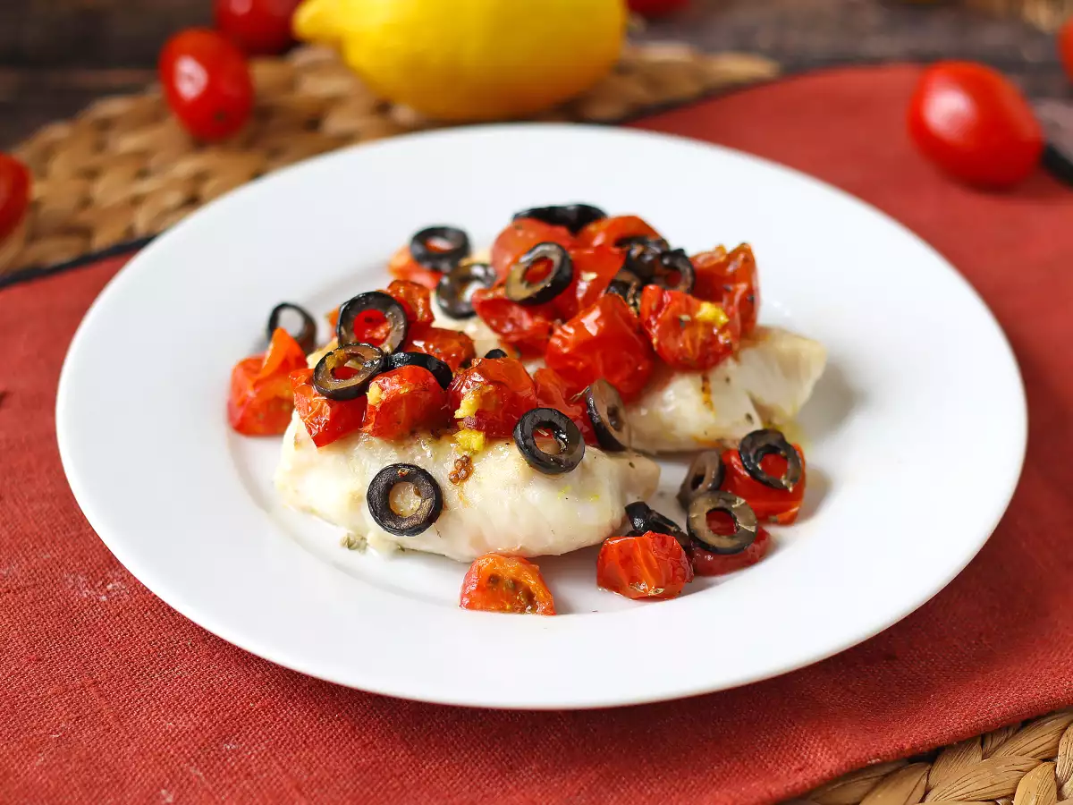 Trska v cvrtniku na vroč zrak s češnjevim paradižnikom, olivami in limono: lahek in hiter recept
