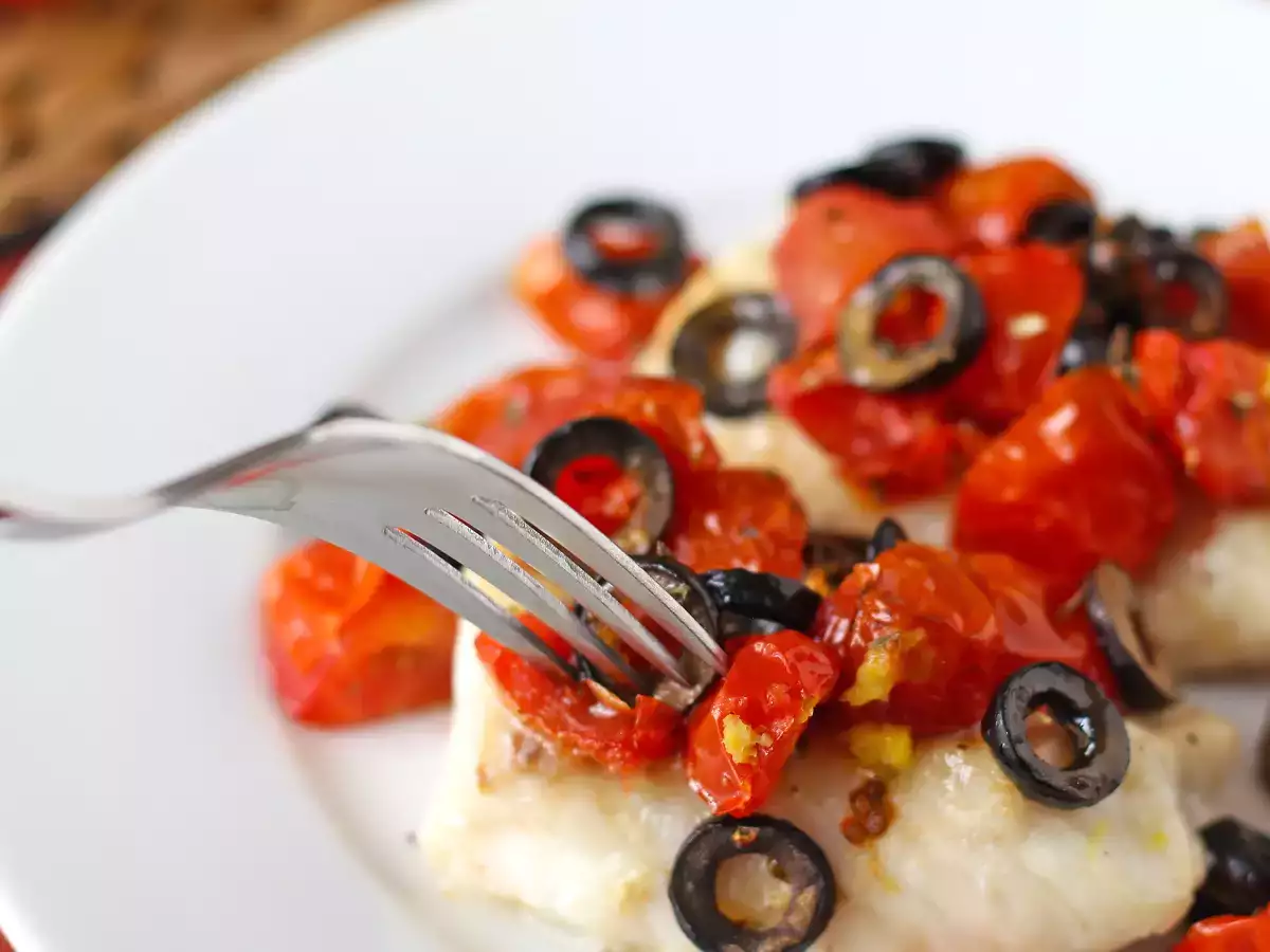 Trska v cvrtniku na vroč zrak s češnjevim paradižnikom, olivami in limono: lahek in hiter recept - fotografija 3