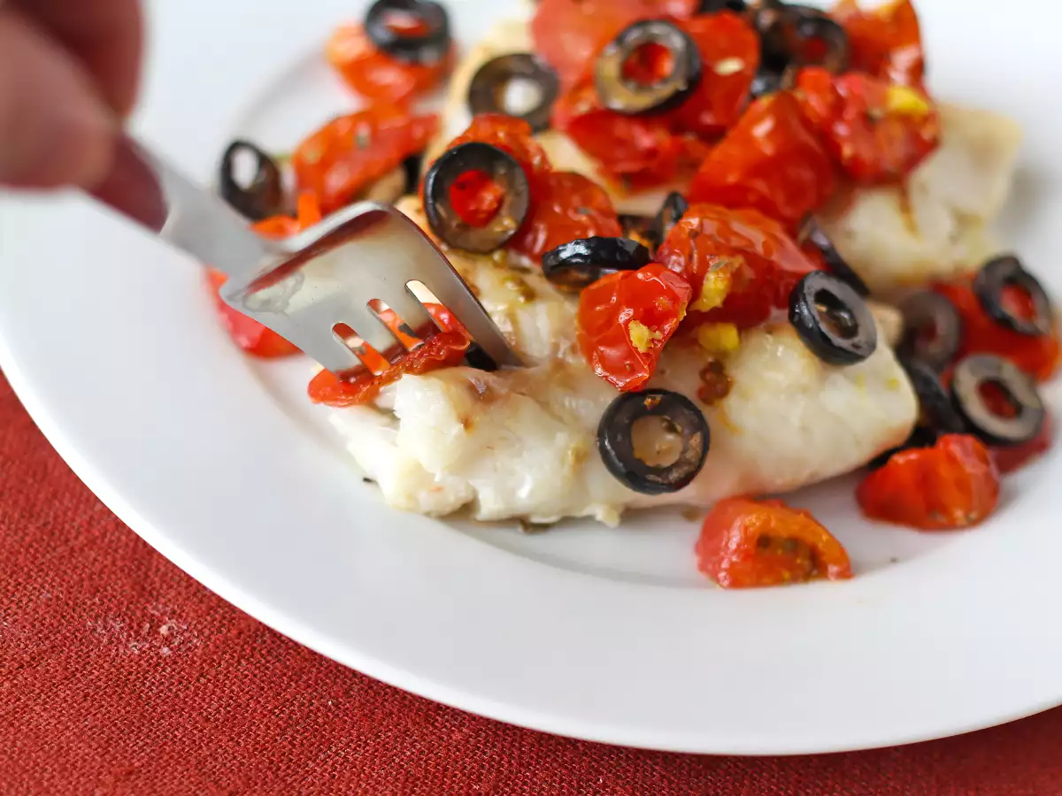 Trska v cvrtniku na vroč zrak s češnjevim paradižnikom, olivami in limono: lahek in hiter recept - fotografija 5