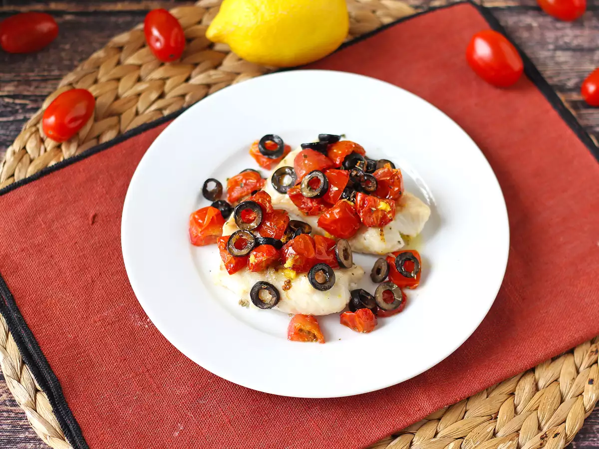 Trska v cvrtniku na vroč zrak s češnjevim paradižnikom, olivami in limono: lahek in hiter recept - fotografija 6