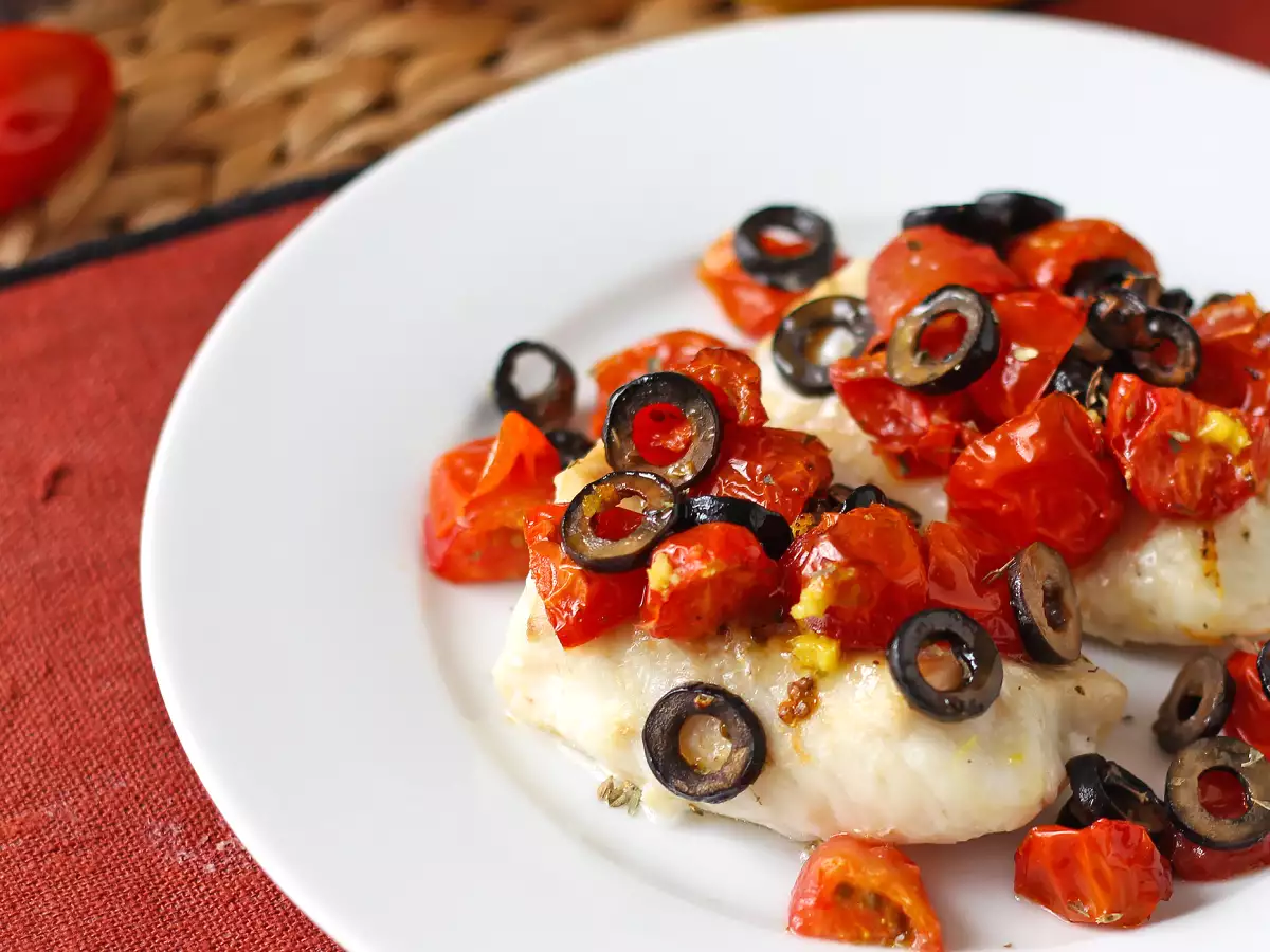 Trska v cvrtniku na vroč zrak s češnjevim paradižnikom, olivami in limono: lahek in hiter recept - fotografija 7