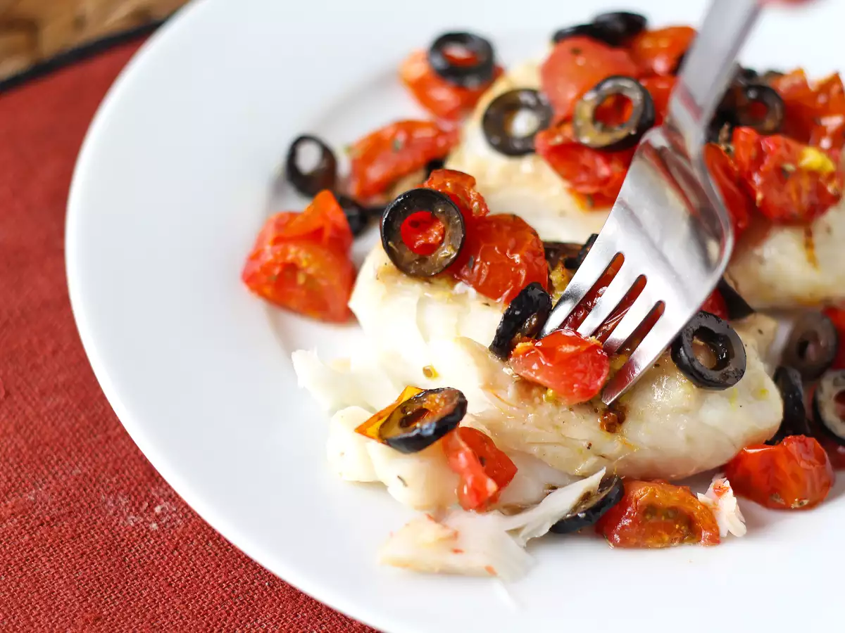 Trska v cvrtniku na vroč zrak s češnjevim paradižnikom, olivami in limono: lahek in hiter recept - fotografija 8