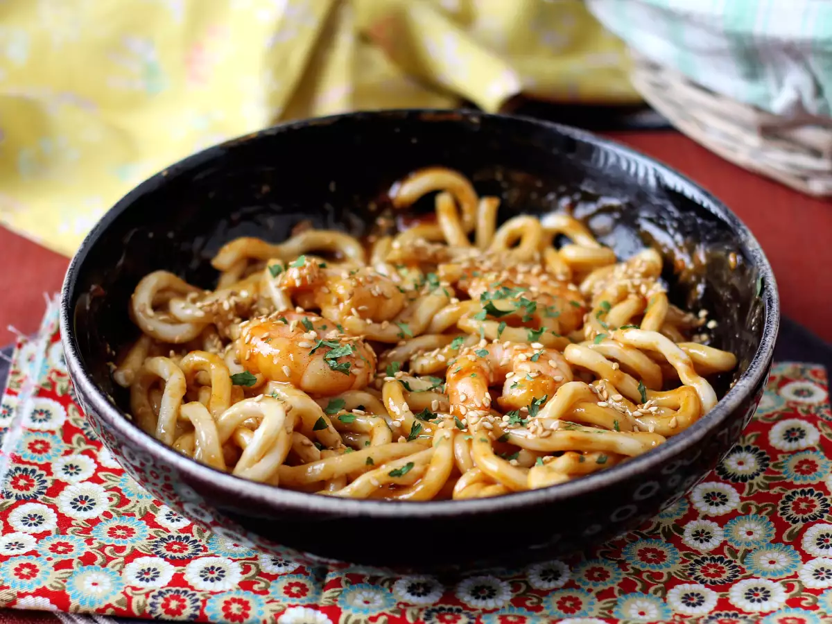 Udon rezanci s kozicami in pikantno arašidovo omako - fotografija 2