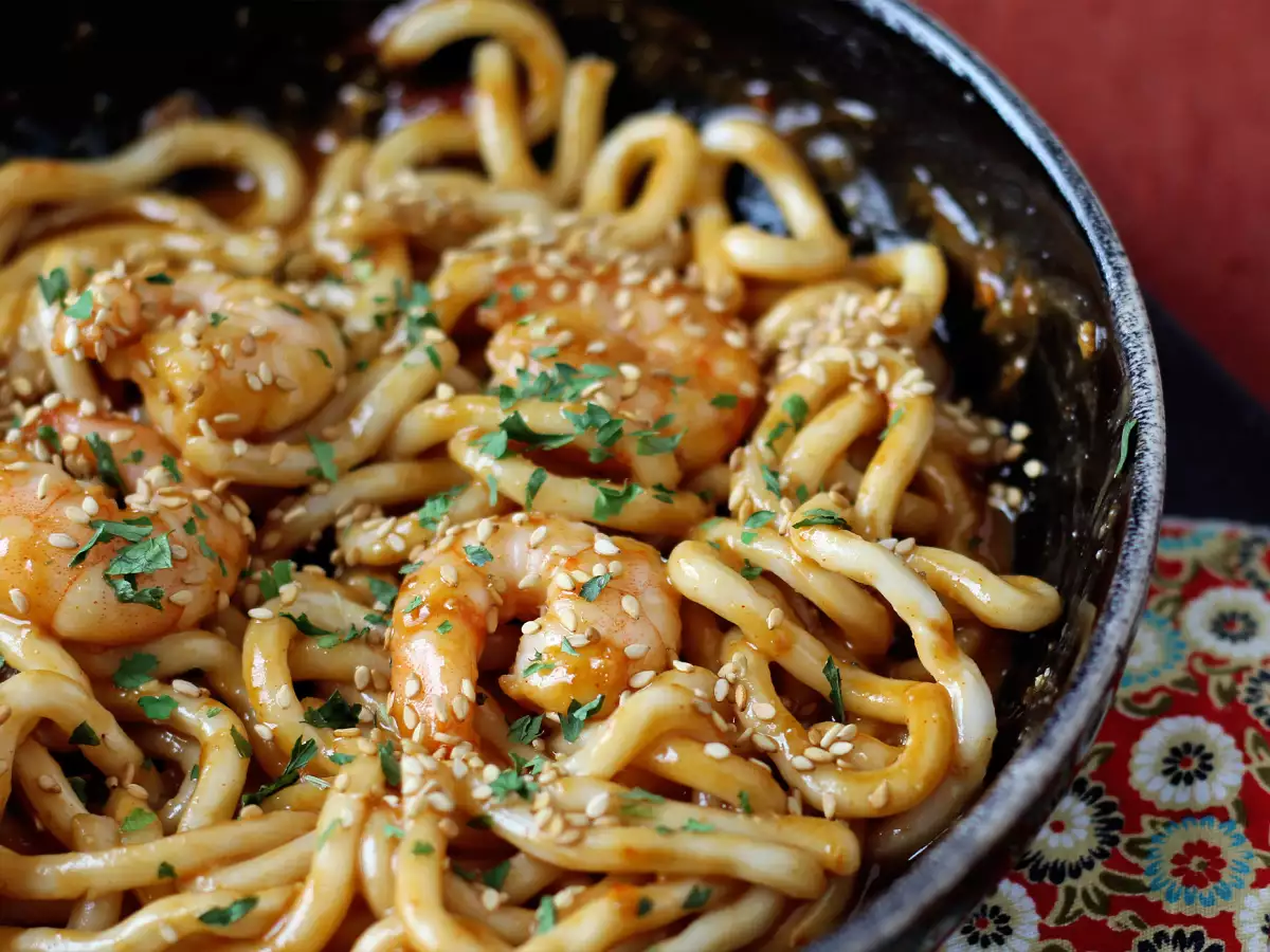 Udon rezanci s kozicami in pikantno arašidovo omako - fotografija 3