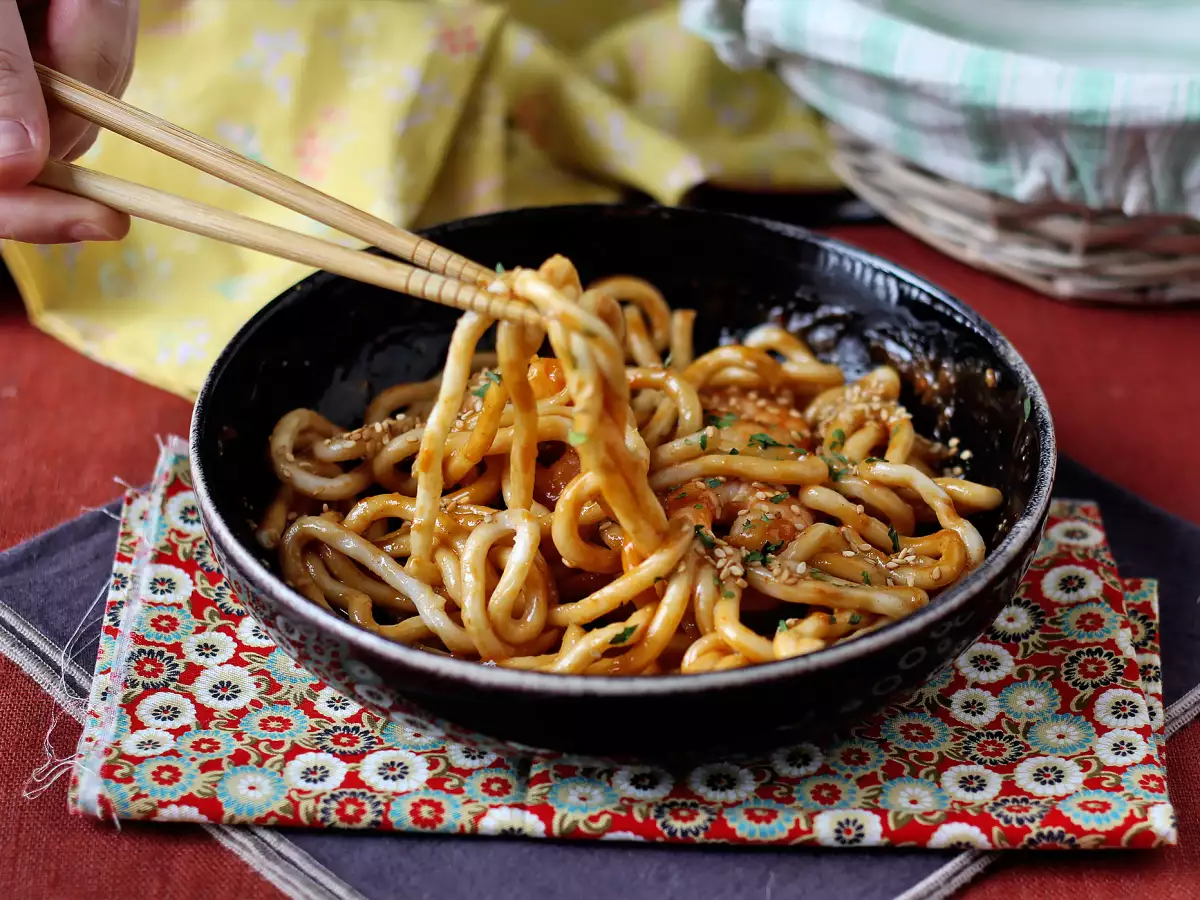 Udon rezanci s kozicami in pikantno arašidovo omako - fotografija 4