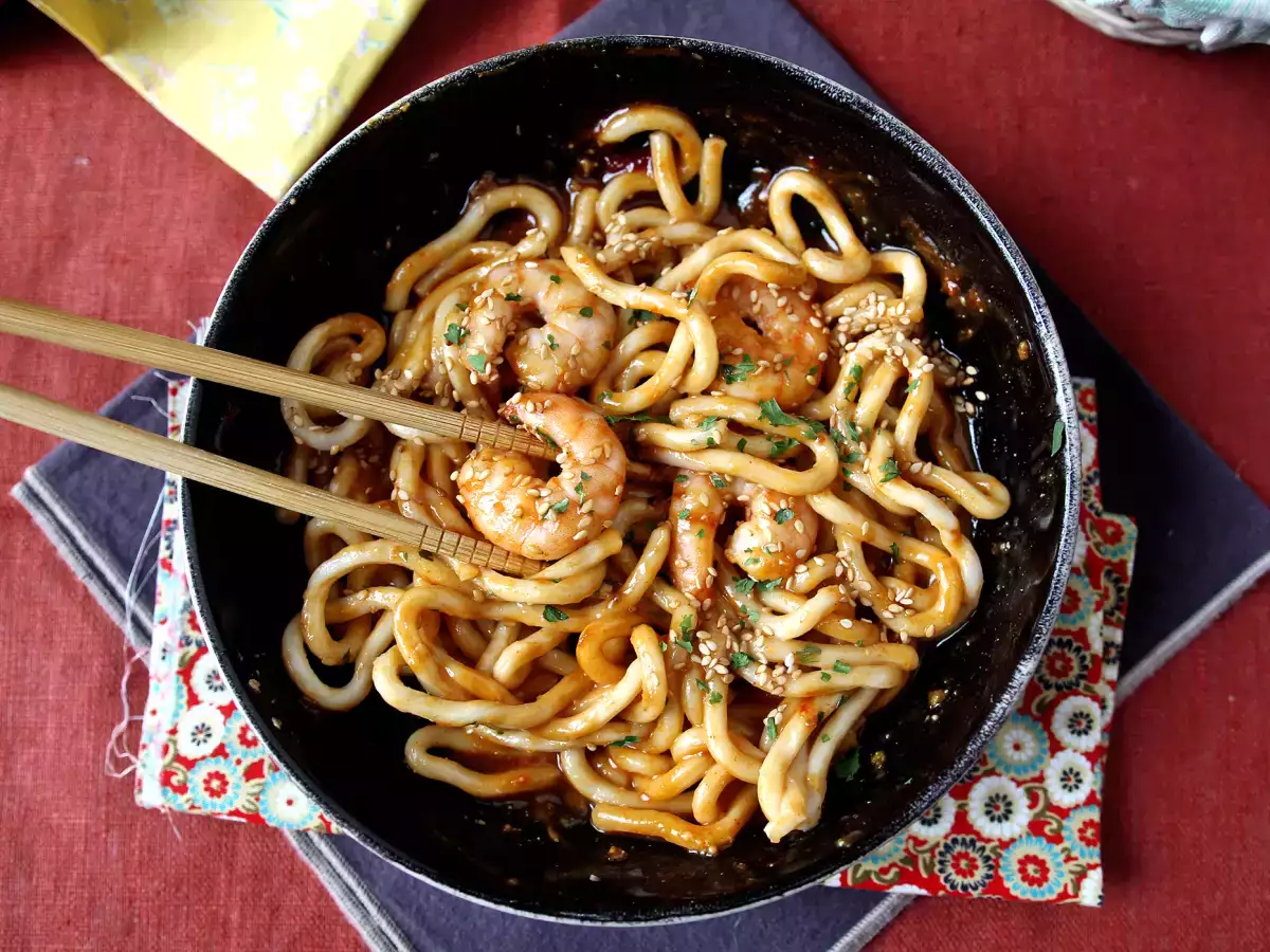 Udon rezanci s kozicami in pikantno arašidovo omako - fotografija 6