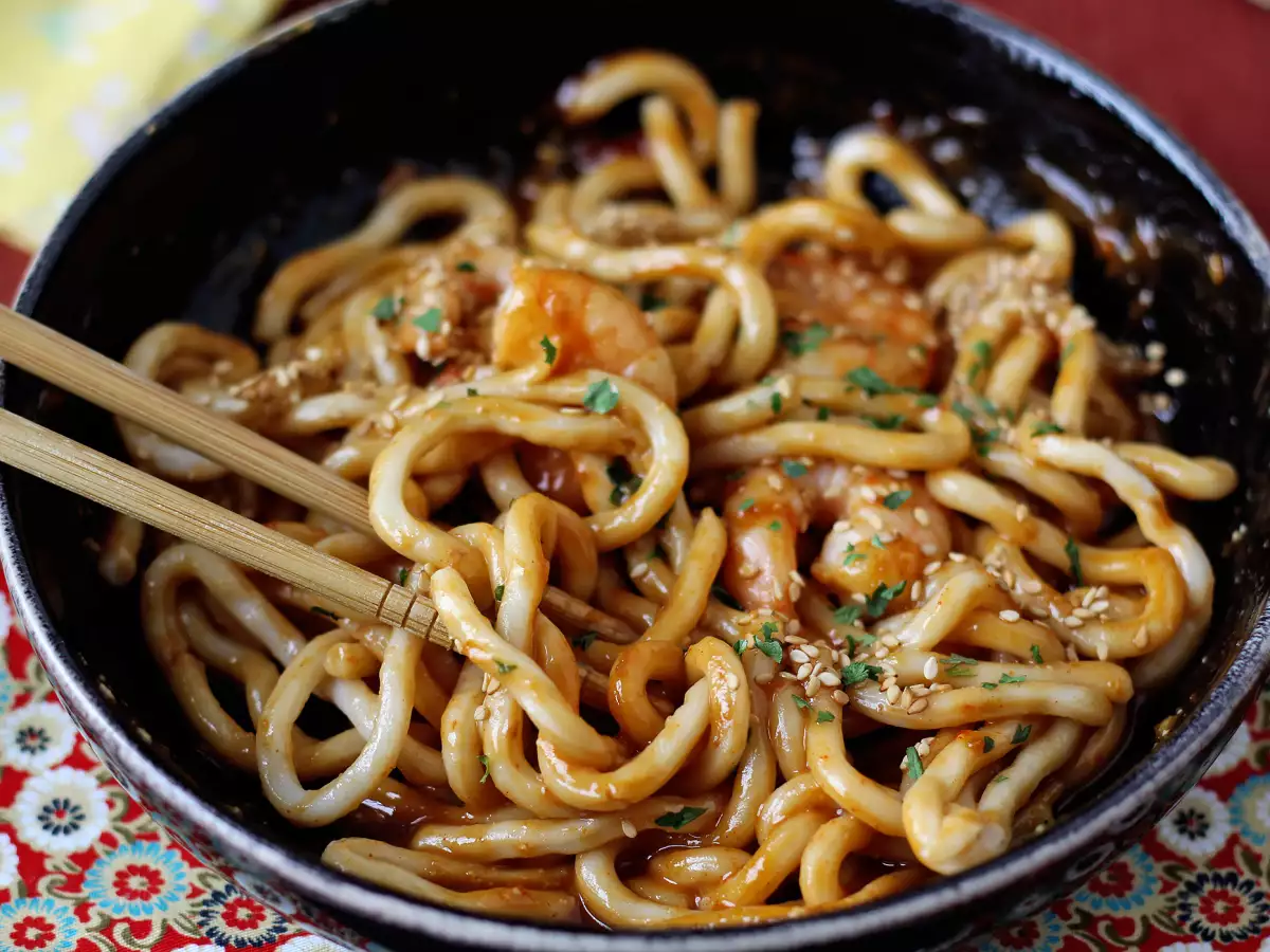 Udon rezanci s kozicami in pikantno arašidovo omako - fotografija 7