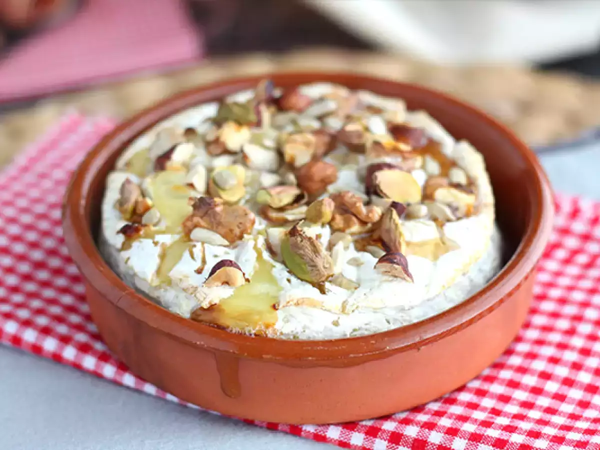 V pečici pečen Camembert z medom in orehi - fotografija 2