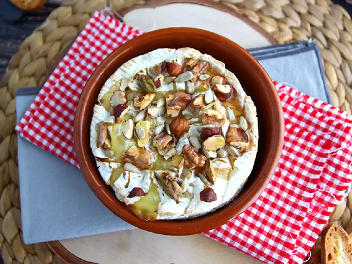 V pečici pečen Camembert z medom in orehi - fotografija 5