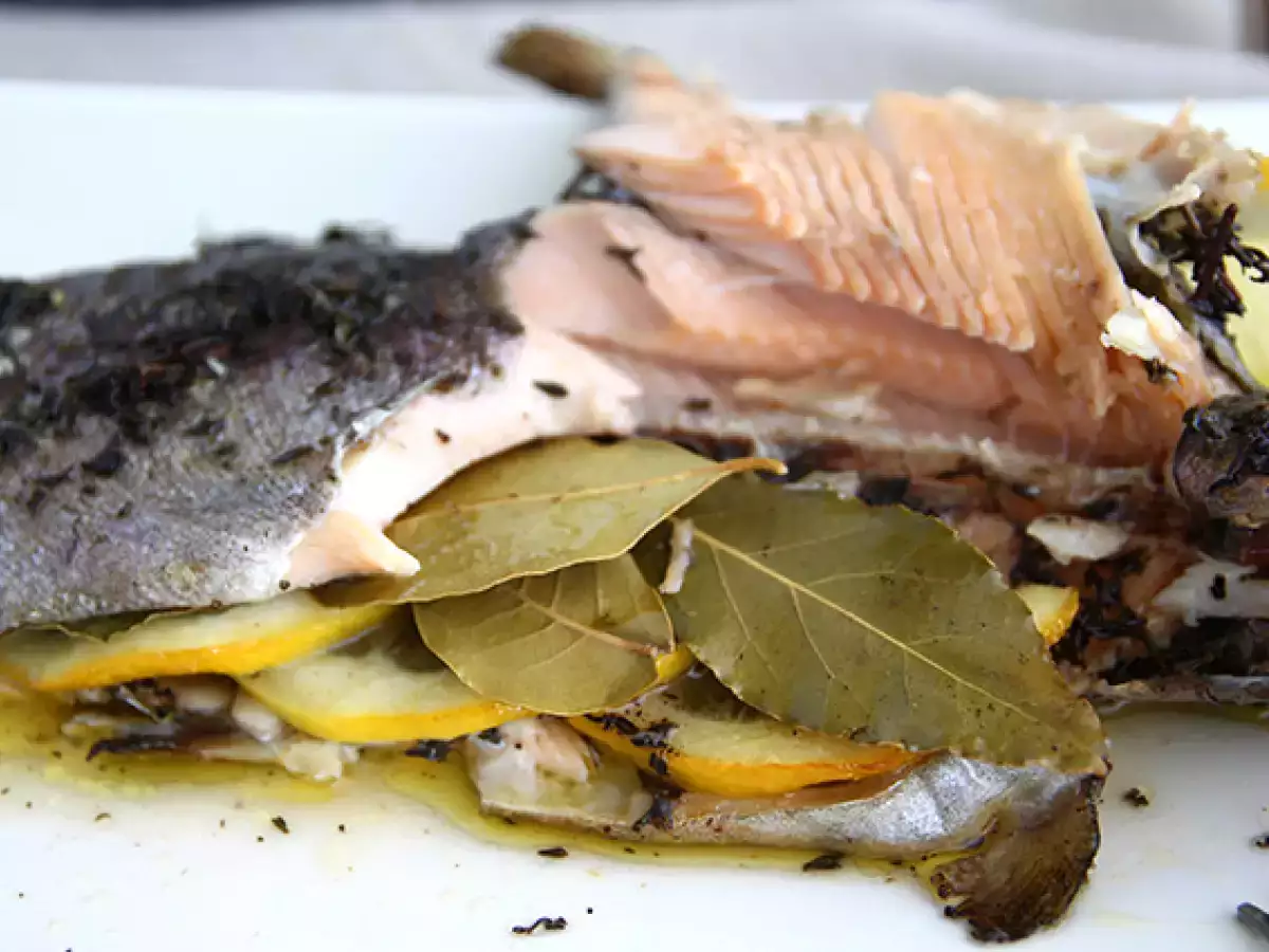 V pečici pečena postrv s timijanom in oljčnim oljem - fotografija 3