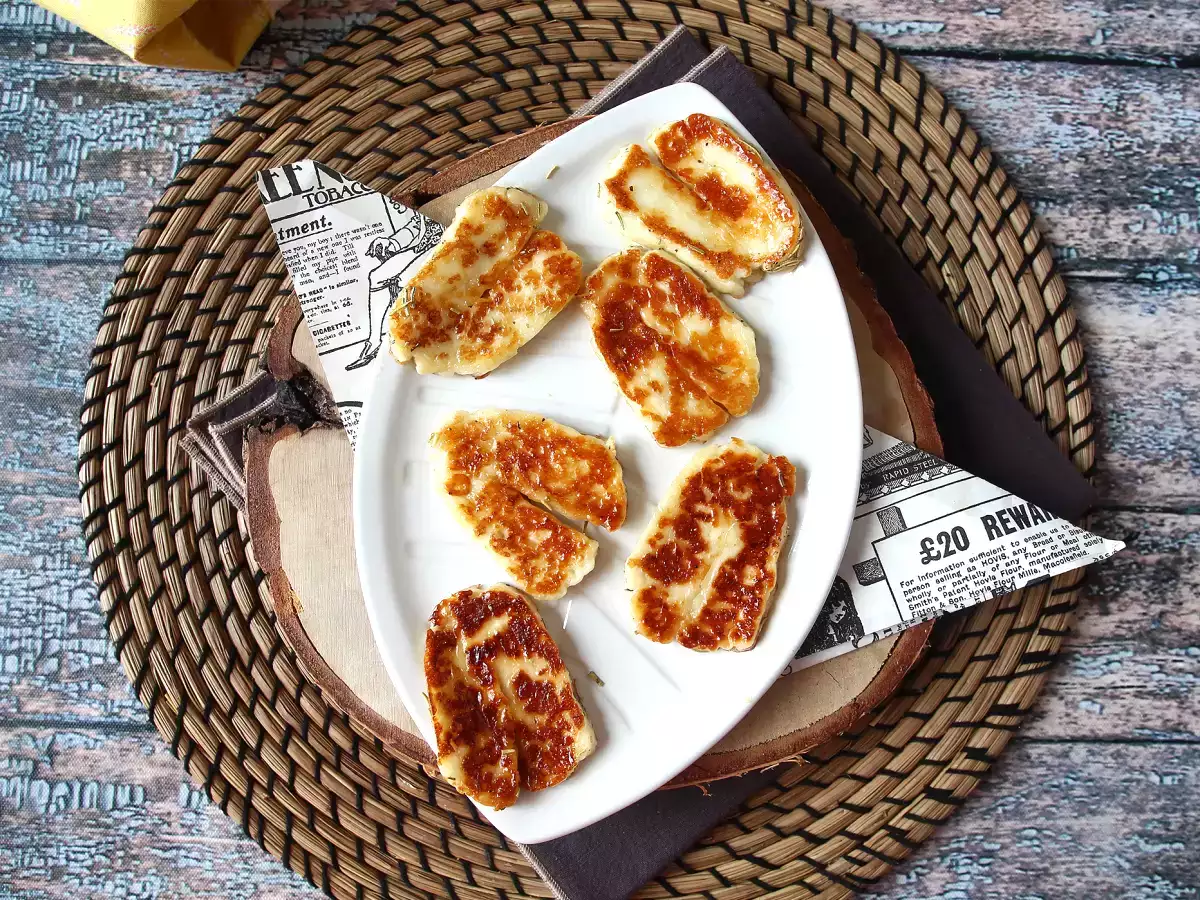 V ponvi ocvrt sladko-kisel Halloumi z medom in rožmarinom - fotografija 5