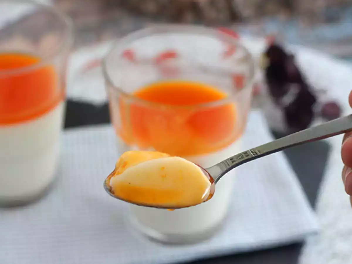 Vanilijeva panna cotta z mareličnim coulisom - fotografija 4