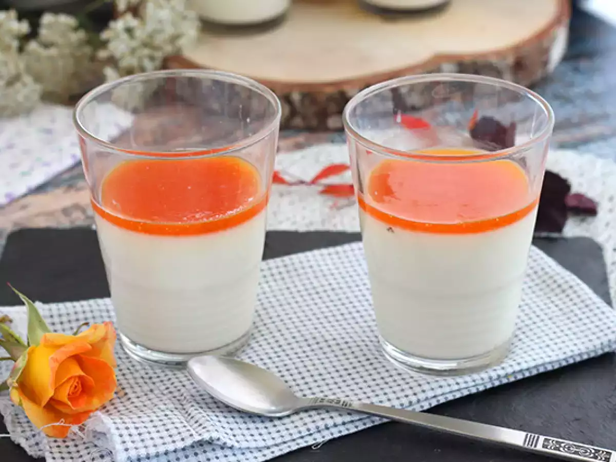 Vanilijeva panna cotta z mareličnim coulisom - fotografija 5