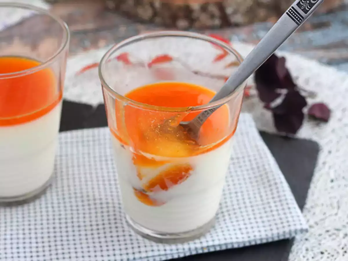Vanilijeva panna cotta z mareličnim coulisom - fotografija 6