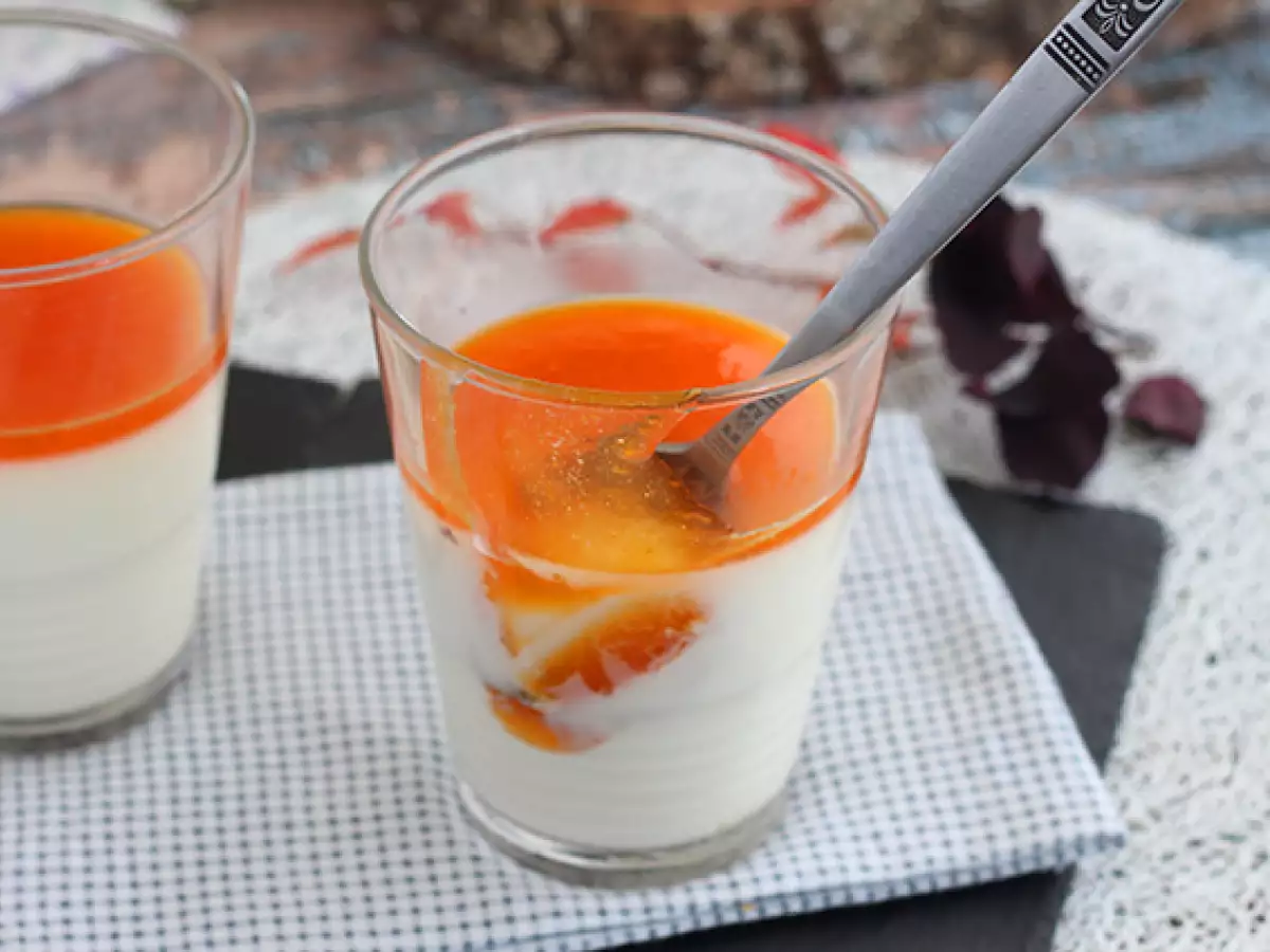 Vaniljeva panna cotta z mareličnim prelivom - fotografija 6