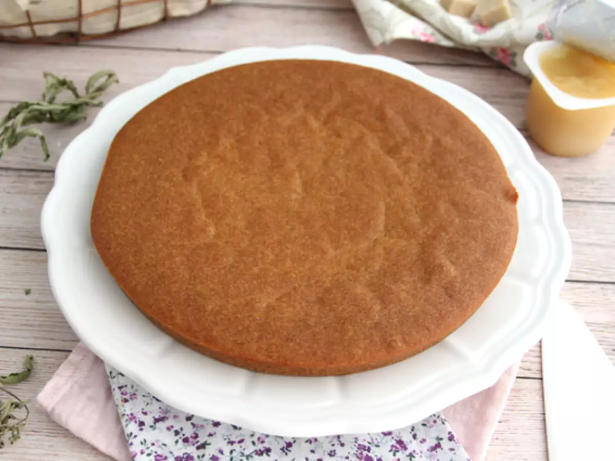 Veganska in brezglutenska torta iz sojinega jogurta in jabolčne čežane