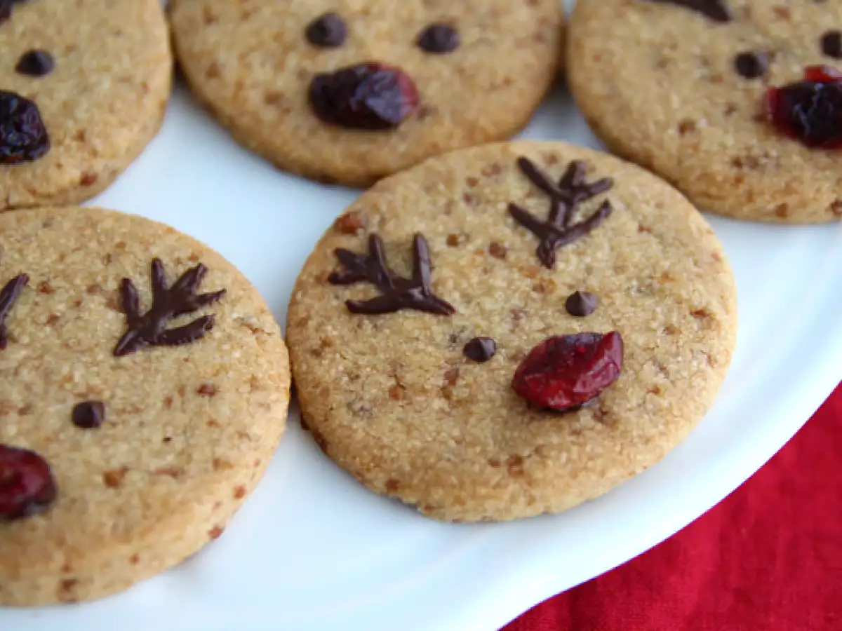 Veganski brezglutenski krhki piškoti v obliki jelenčkov - fotografija 3
