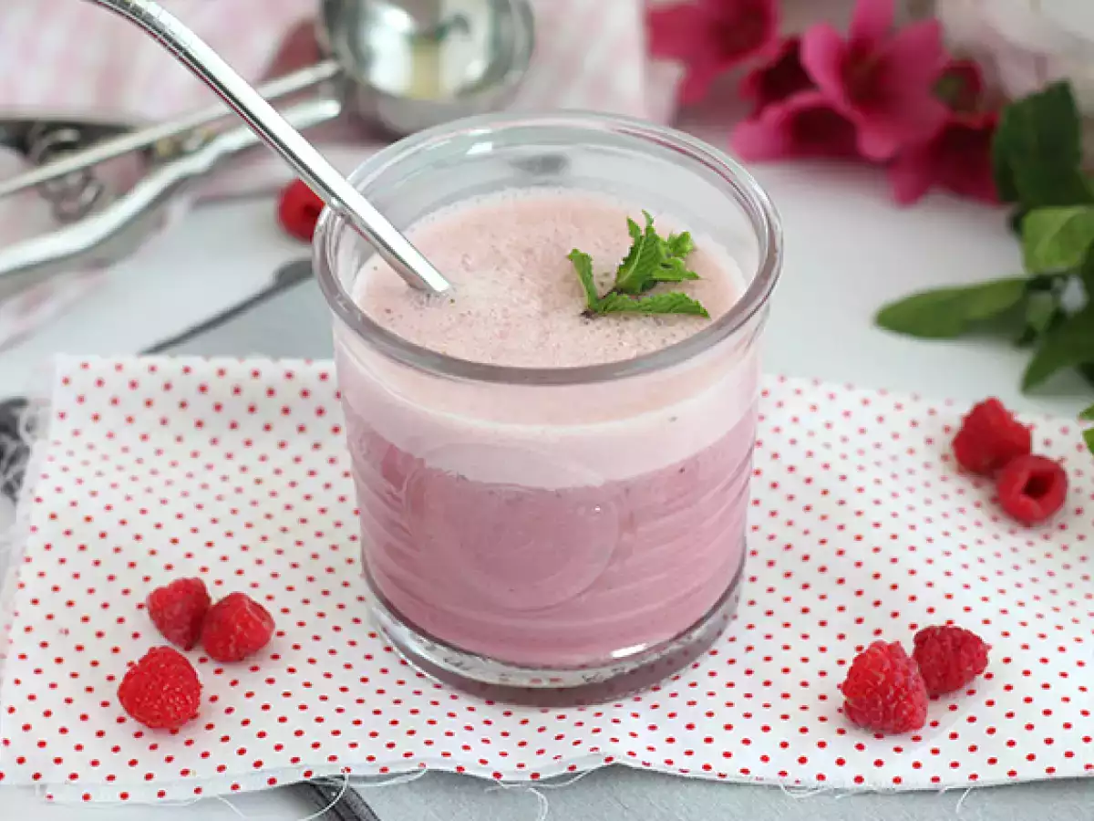 Veganski malinov milkshake z meto
