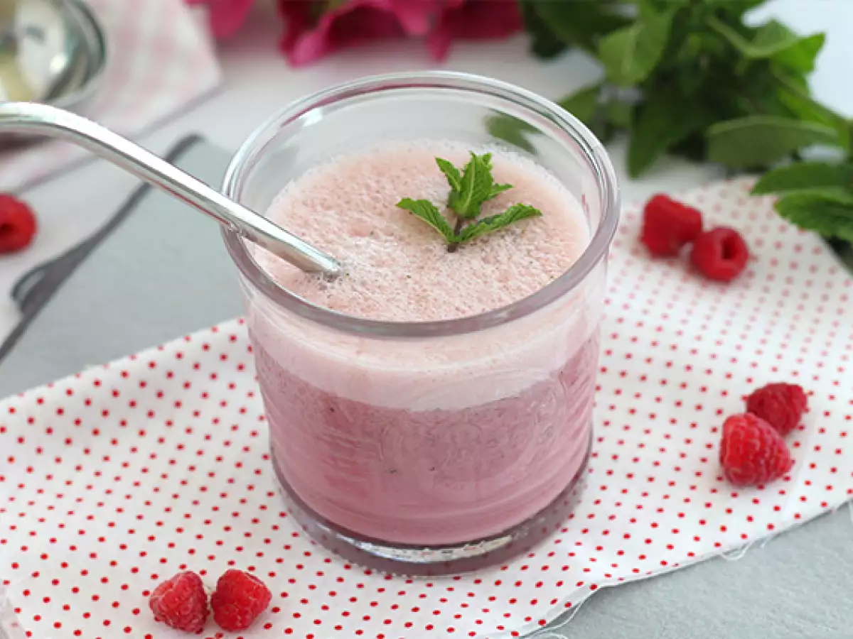 Veganski malinov milkshake z meto - fotografija 4