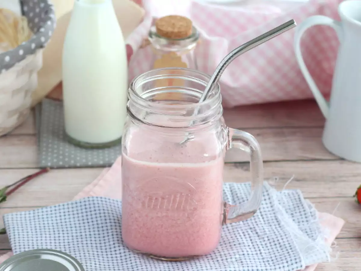 Veganski milkshake z rdečim sadjem
