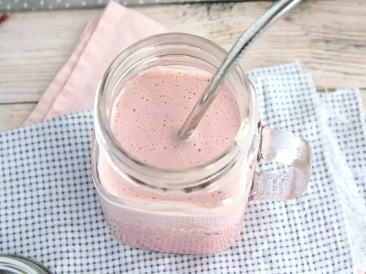 Veganski milkshake z rdečim sadjem - fotografija 3