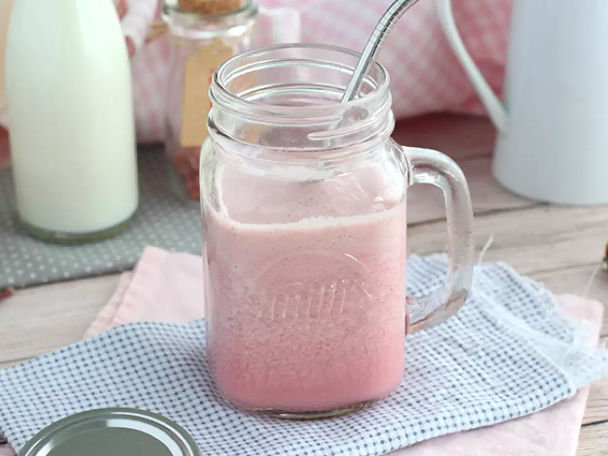 Veganski milkshake z rdečim sadjem - fotografija 4