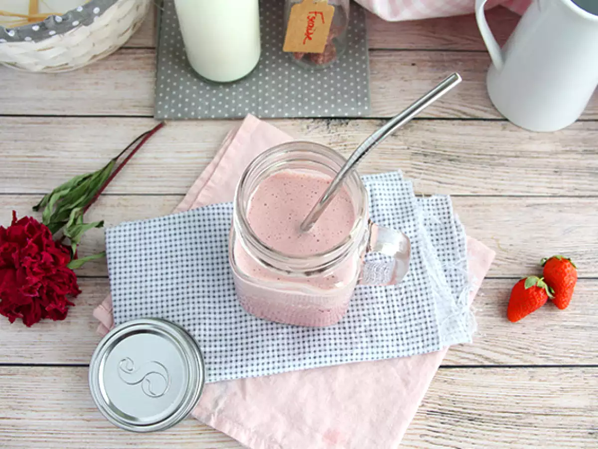 Veganski milkshake z rdečim sadjem - fotografija 5