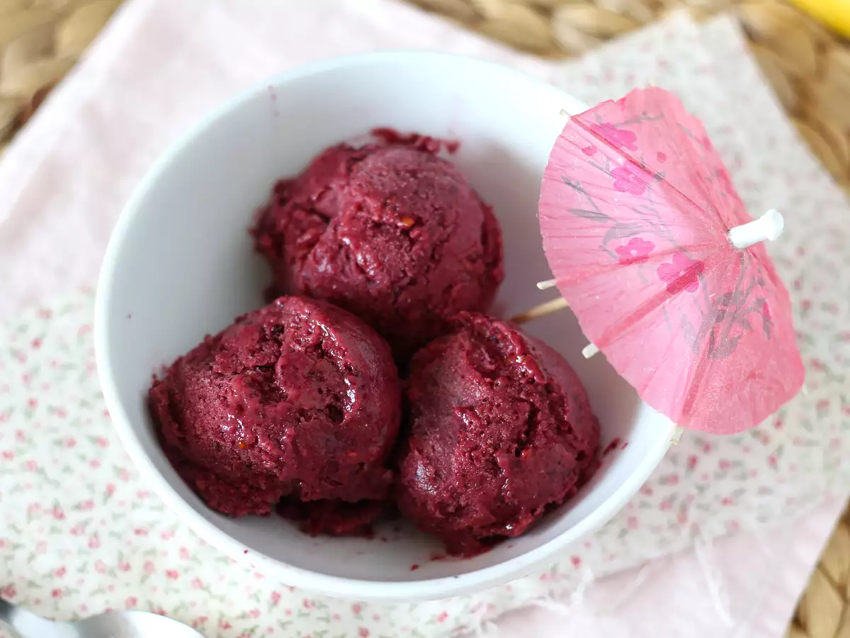 Veganski sladoled iz rdečega jagodičevja: preprost bananin nice cream