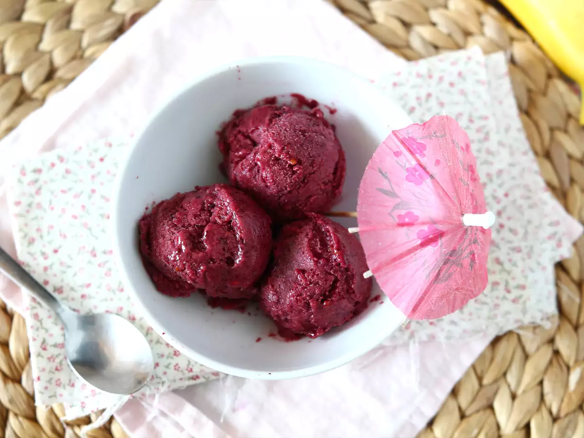 Veganski sladoled iz rdečega jagodičevja: preprost bananin nice cream - fotografija 2