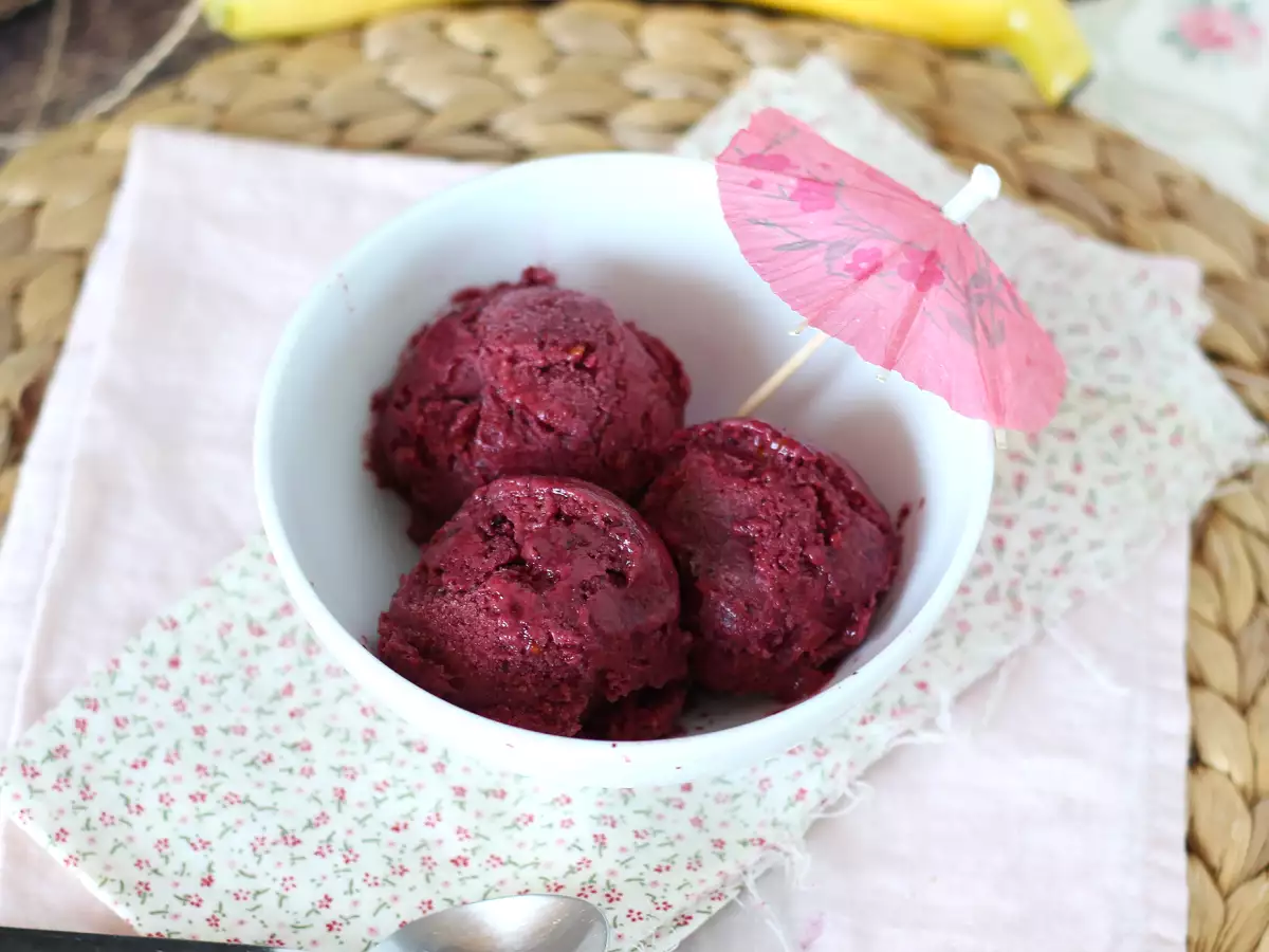 Veganski sladoled iz rdečega jagodičevja: preprost bananin nice cream - fotografija 4