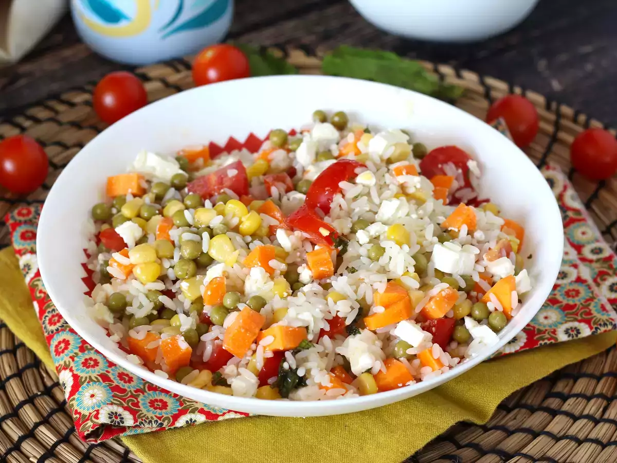 Vegetarijanska riževa solata: feta, koruza, korenje, grah, češnjev paradižnik in meta - fotografija 5